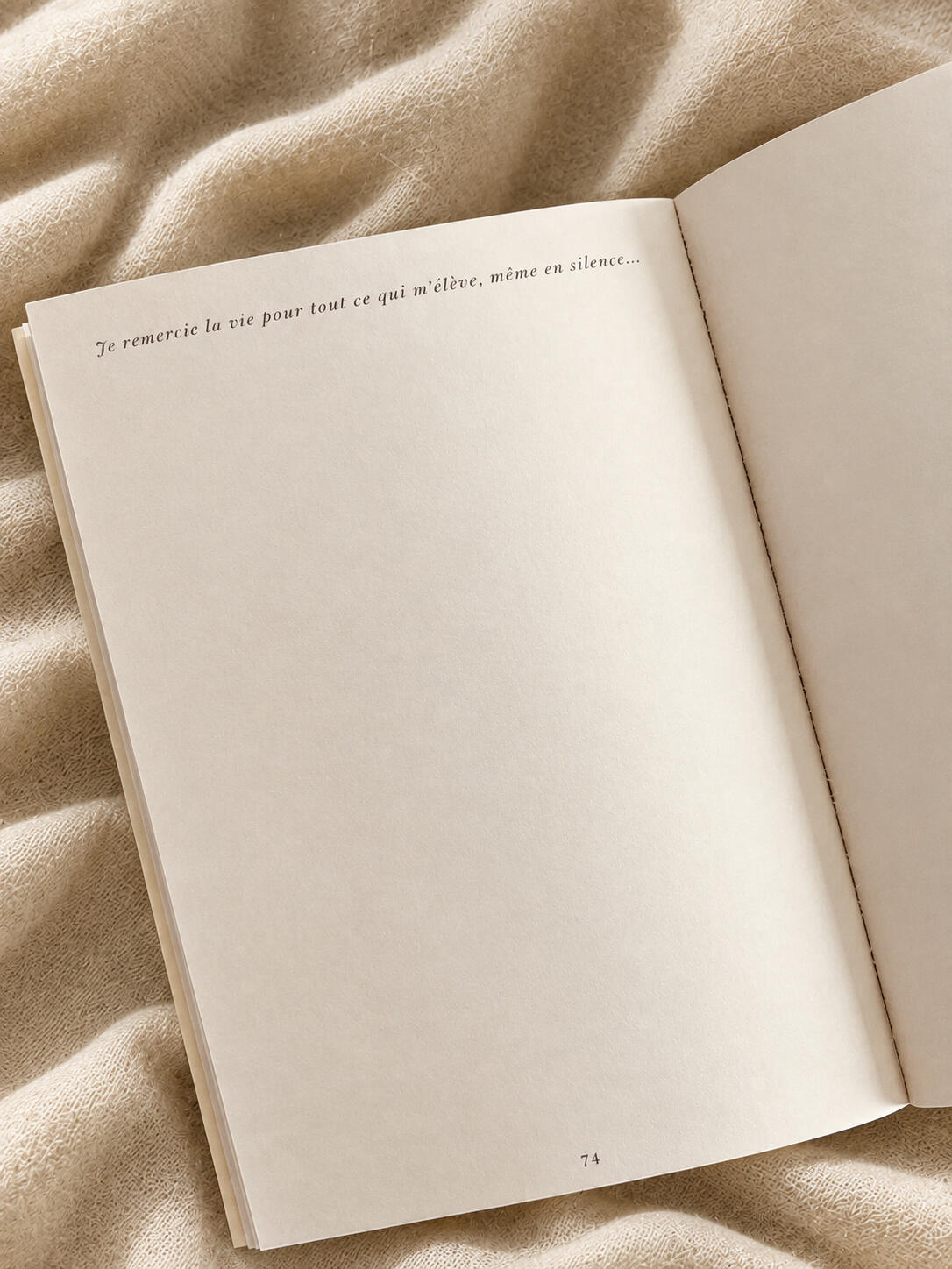 Page 74 du carnet MAGNETIKA : un mantra en haut de la page, le reste de la page laissé blanc pour écrire